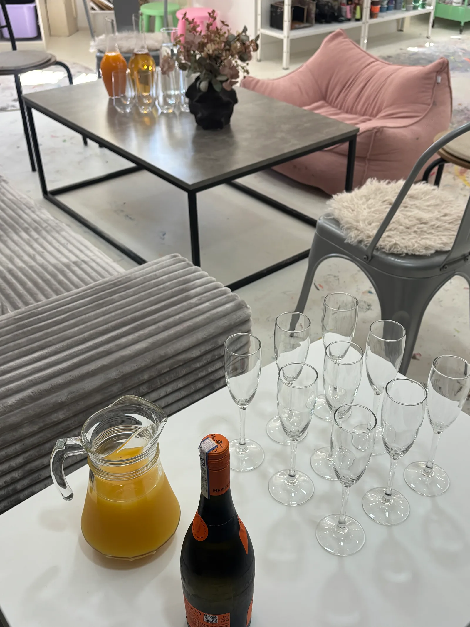 Prosecco and drinks during experiential painting at No Limit Art Brno