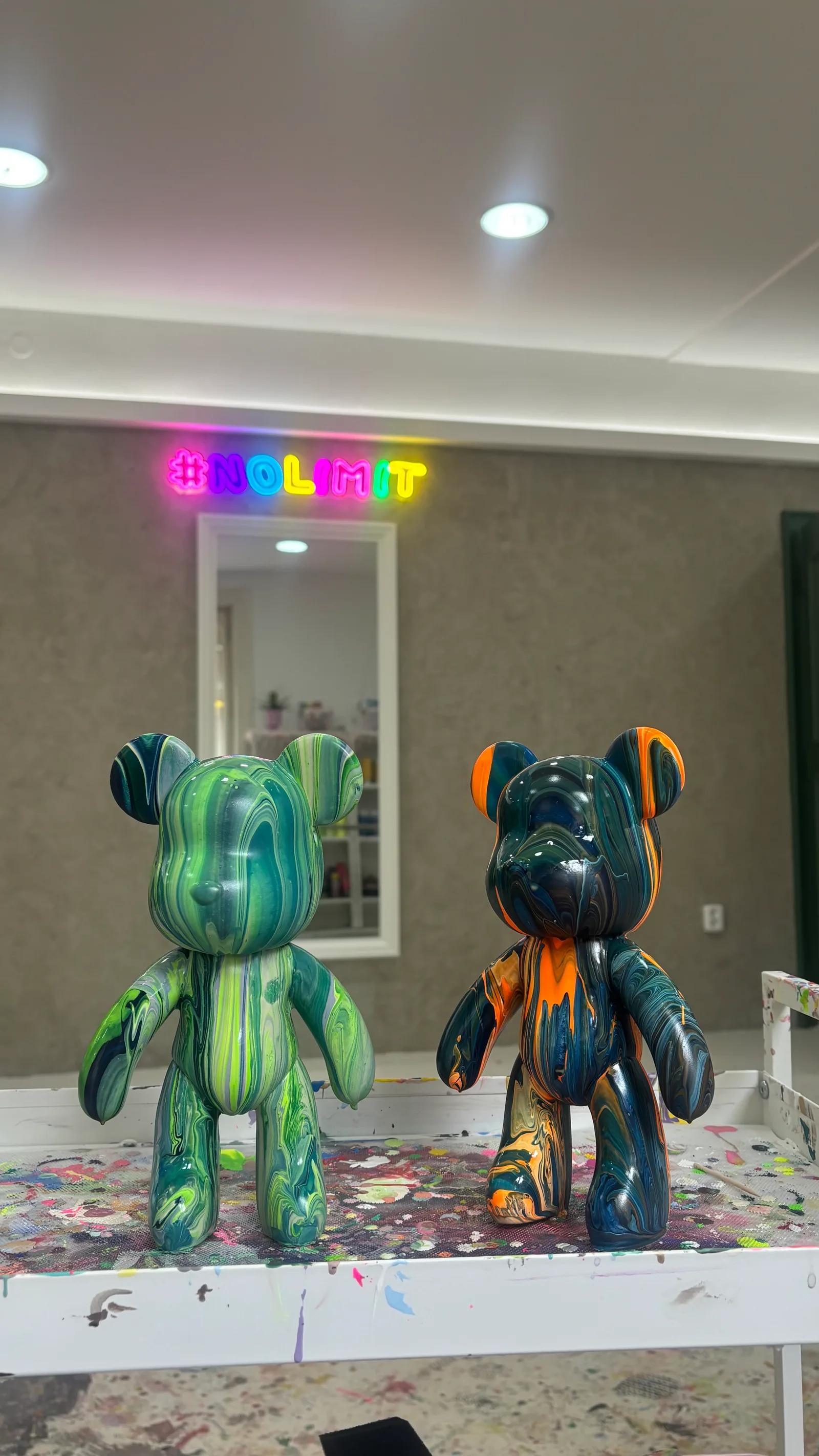 Pouring art bear figurines – fluid art at No Limit Art Brno