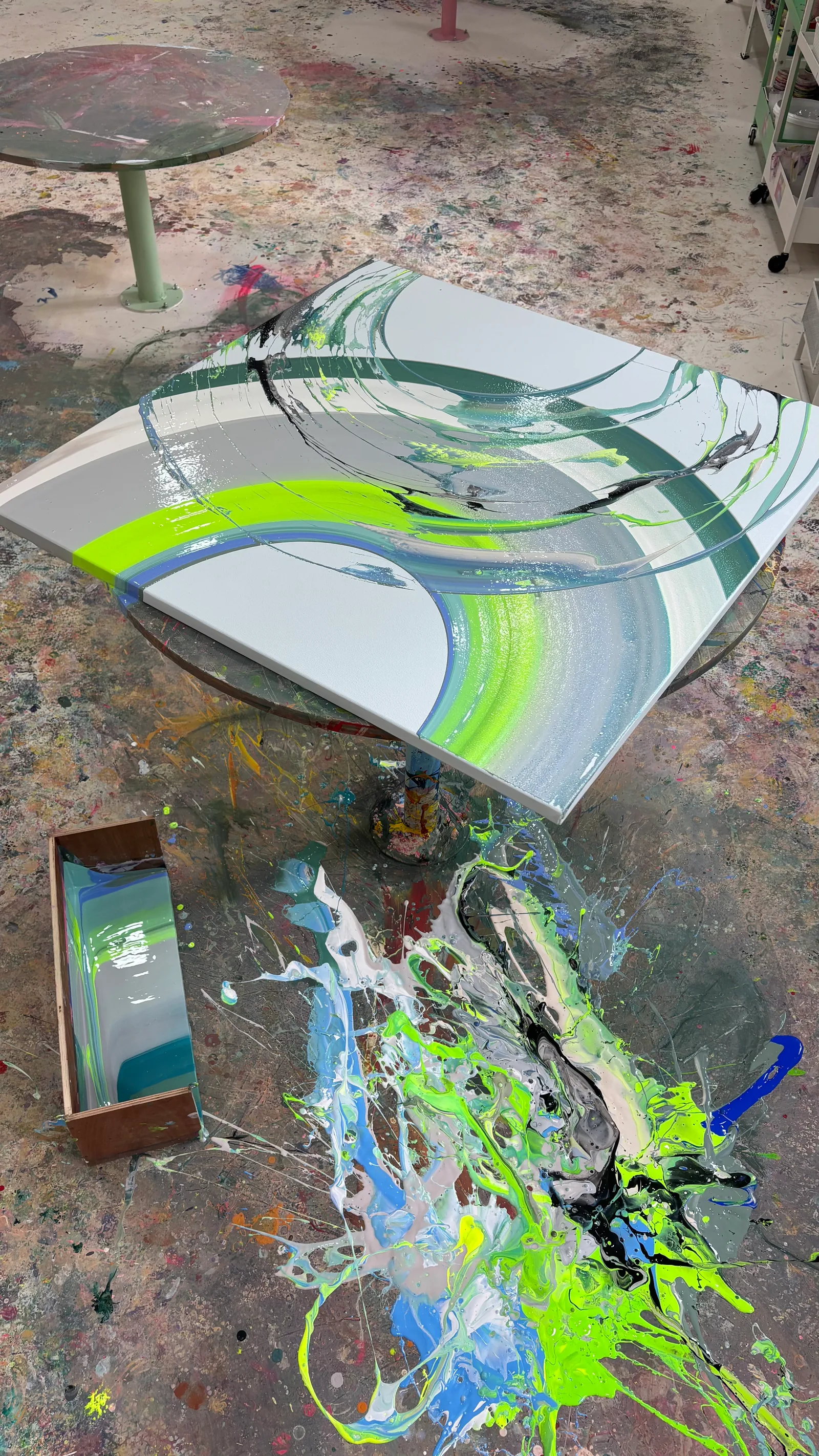 Swing technique – abstract pendulum painting at No Limit Art Brno
