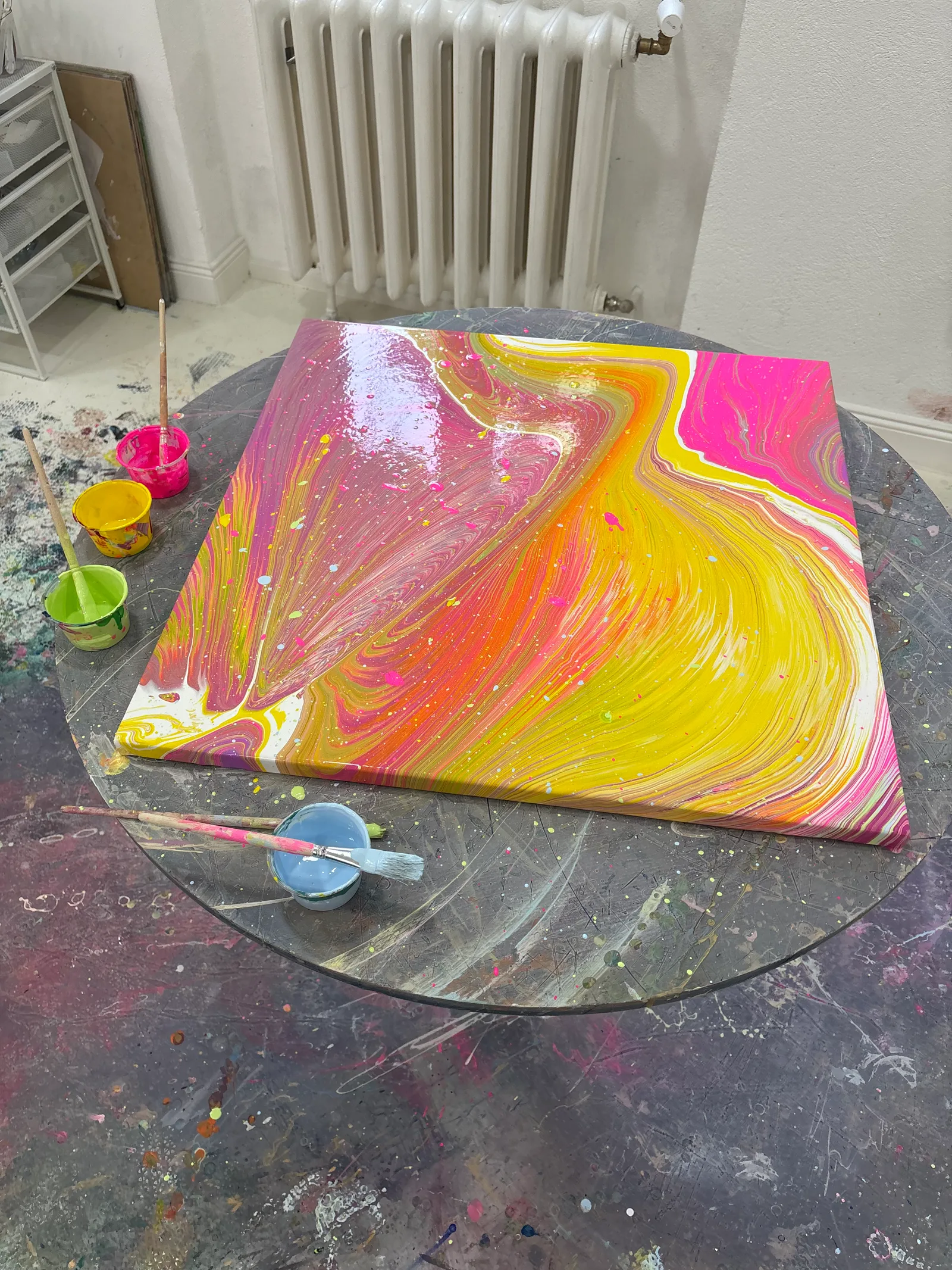 Pouring art – acrylic paint pour on canvas, art studio Brno