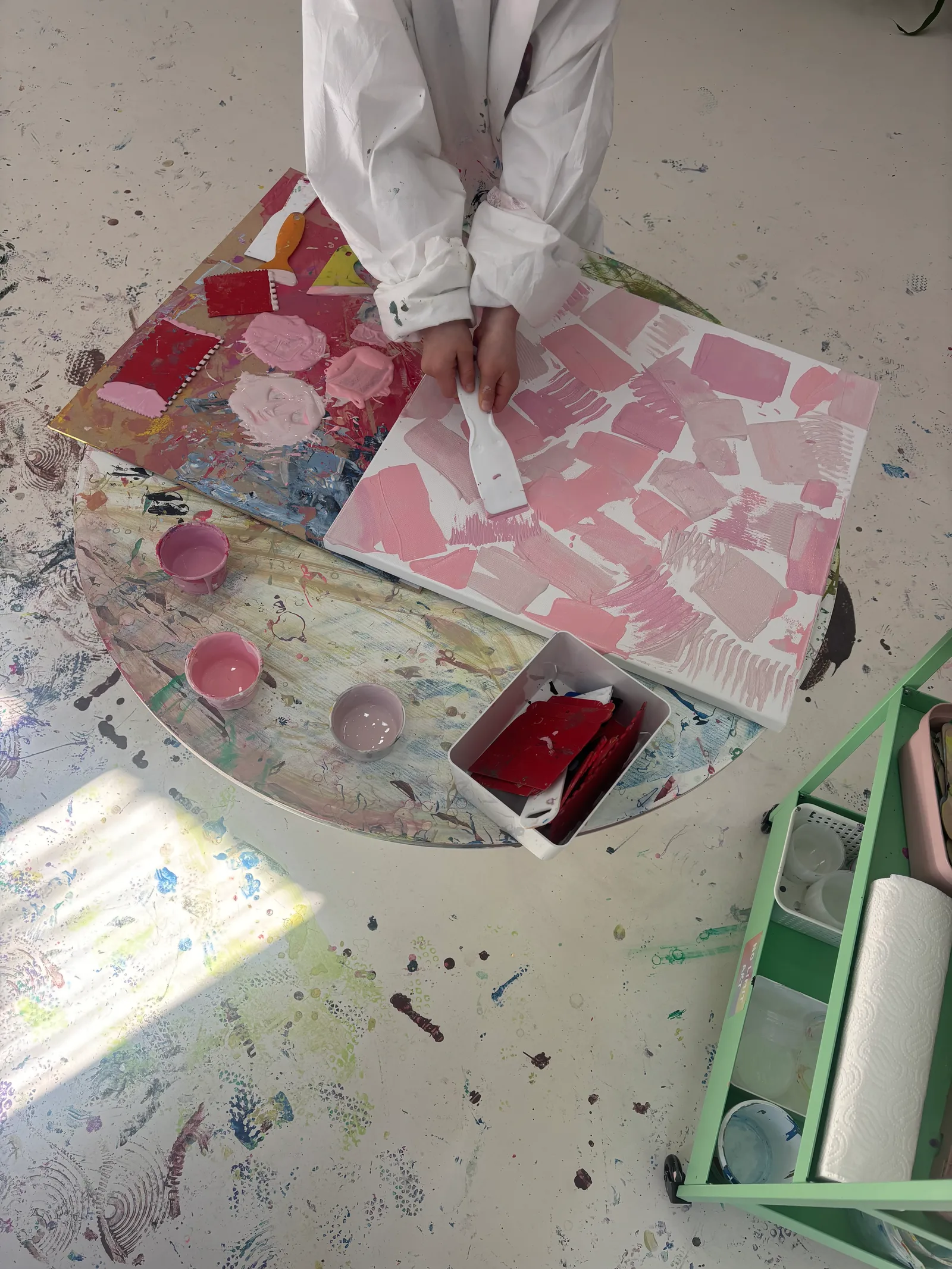Spatula painting in action – applying paint with a spatula at experiential studio Brno