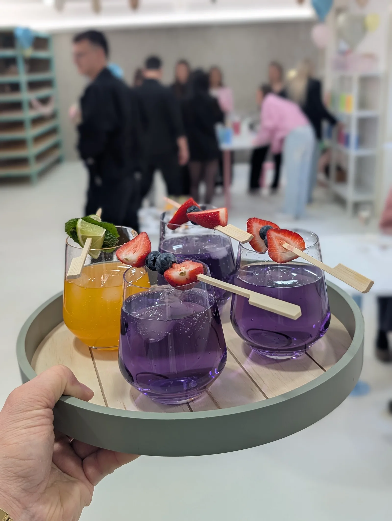Barevné drinky na podnose během oslavné akce ve studiu No Limit Art Brno
