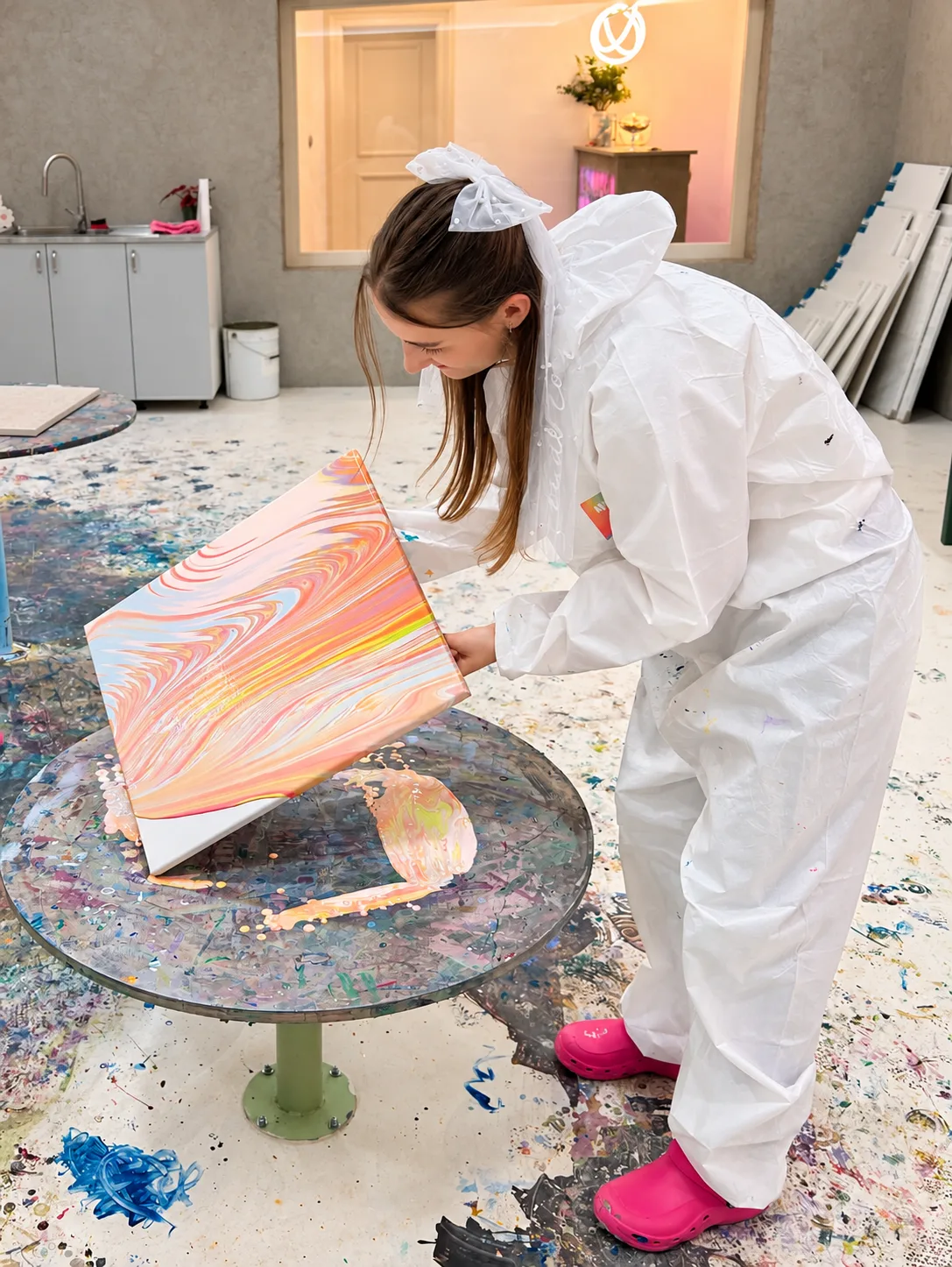 Nevěsta s věnečkem maluje barevný fluid art obraz v ateliéru No Limit Art