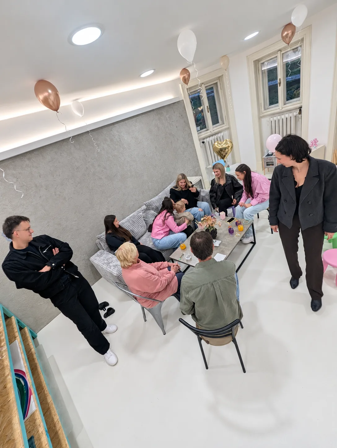 Skupina lidí v lounge části studia No Limit Art během firemní akce